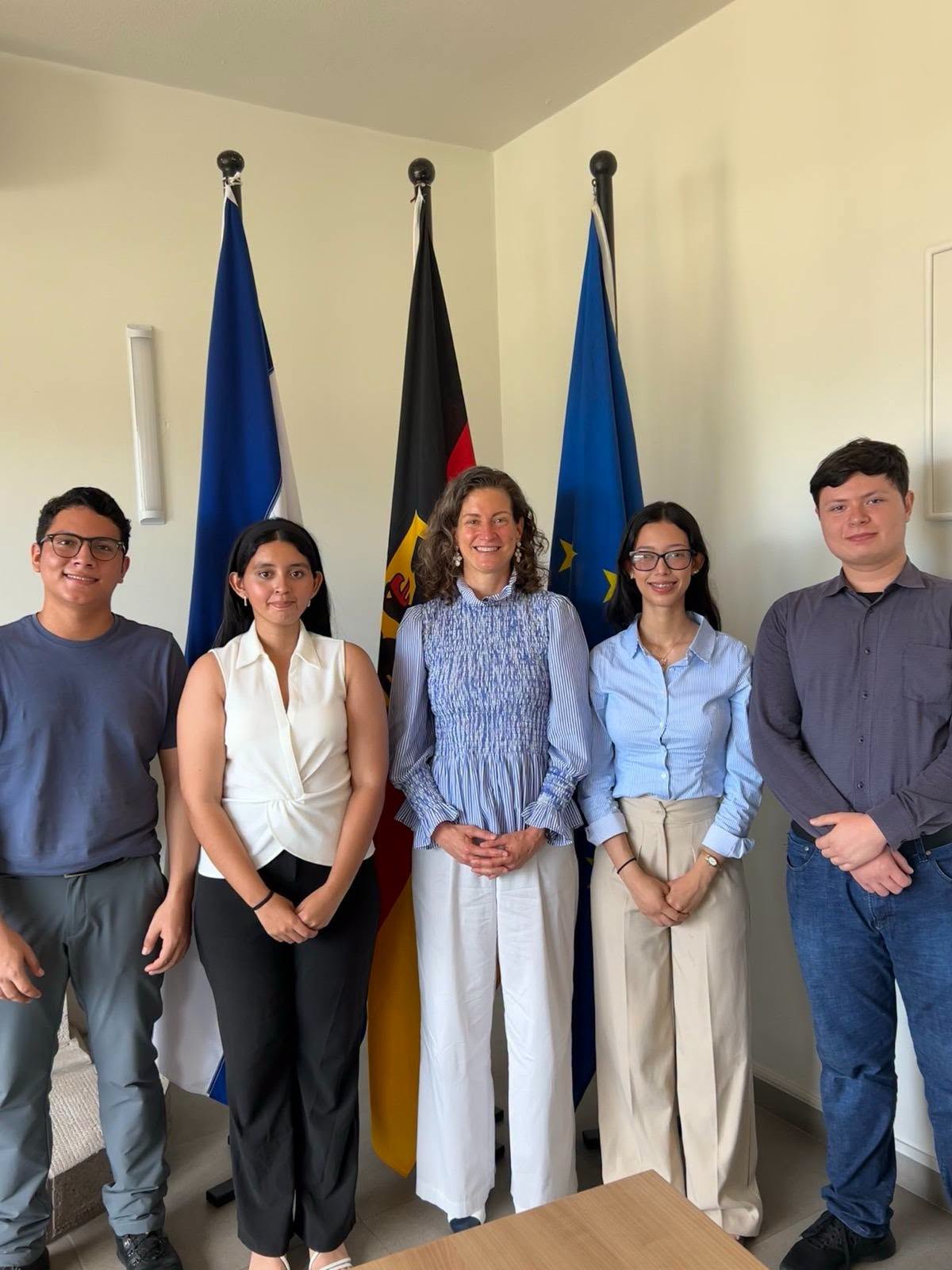 Misión Alemania: Estudiantes visitan la embajada para su próximo viaje