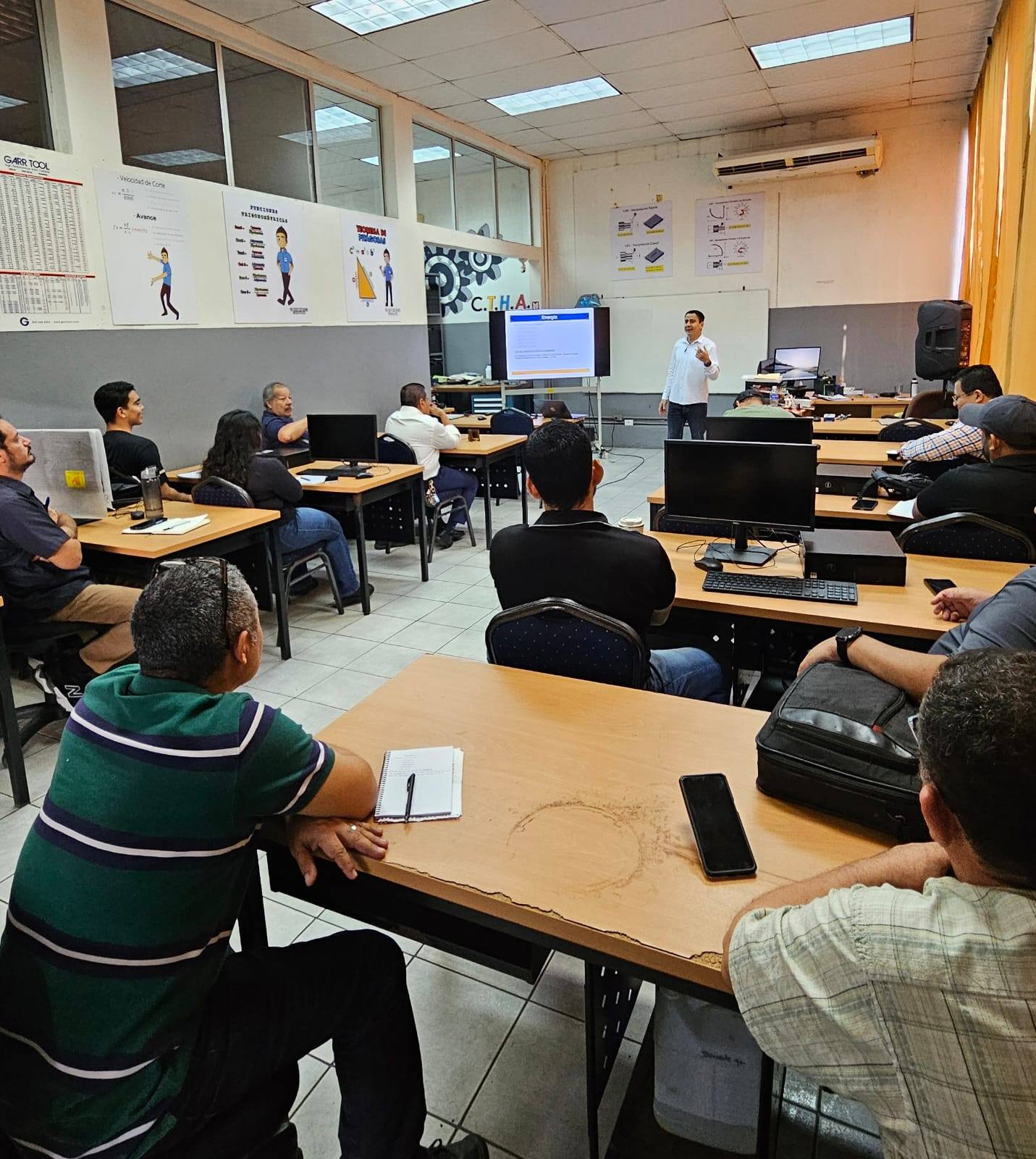 Docentes técnicos del CTHA reciben capacitación especializada impartida por Grupo Vanguardia HN